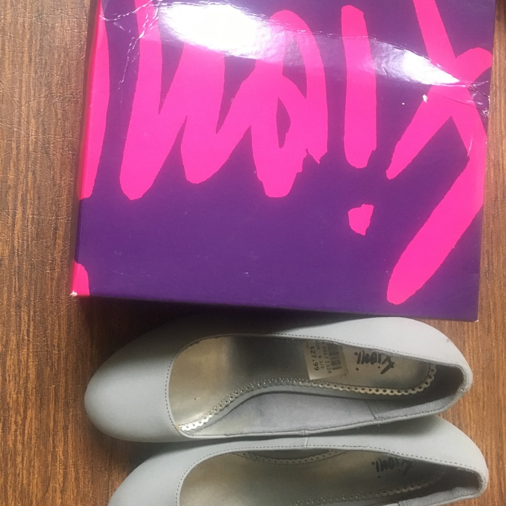 Gray Heels - Picture 2 of 4